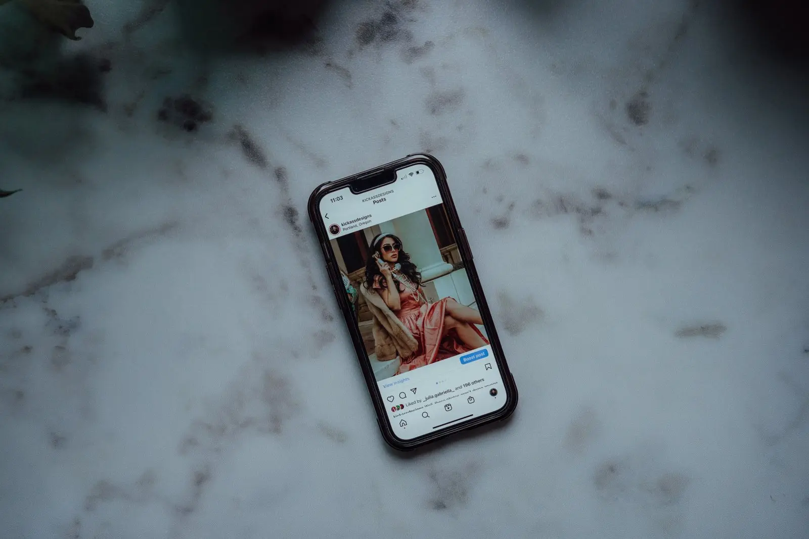 手機上的 Instagram 貼文與社群互動介面